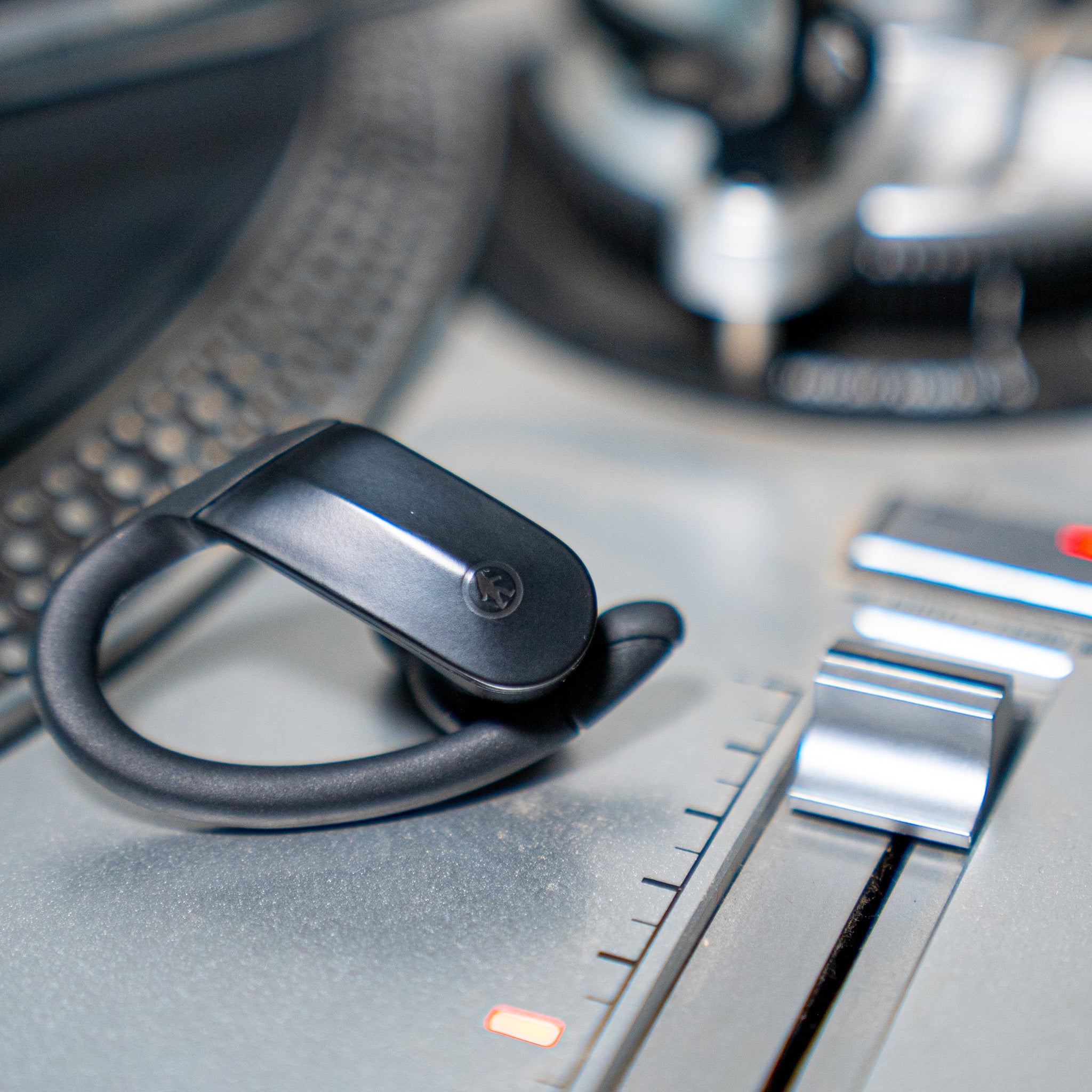 Mantas 2.0 Earbuds With Recharging Case